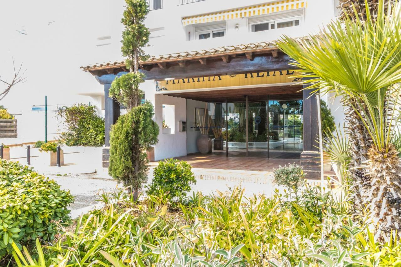 Holidays Royal Marine Roses Exterior photo